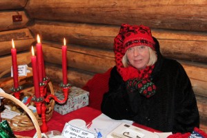 Det var litt kaldt i salgsavdelingen i underlåven, men Nina Rambøl laget julestemning med levende lys.
