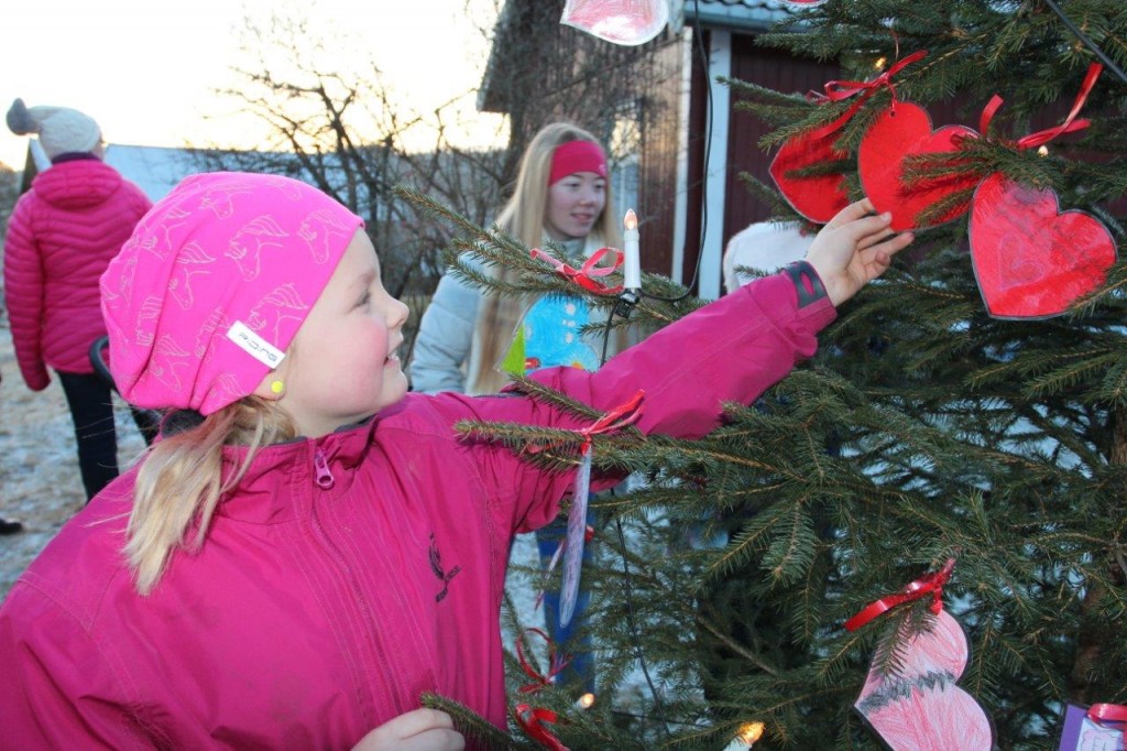 Johanna Nygård Bakken var en av mange elever som hadde produsert pynten på årets julegran på bygdetunet.