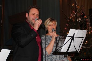 Ekteparet Siv og Håkon sang duett i ekte Dolly Parton og Kenny Rogers stil med julesangen ”With Bells on”.