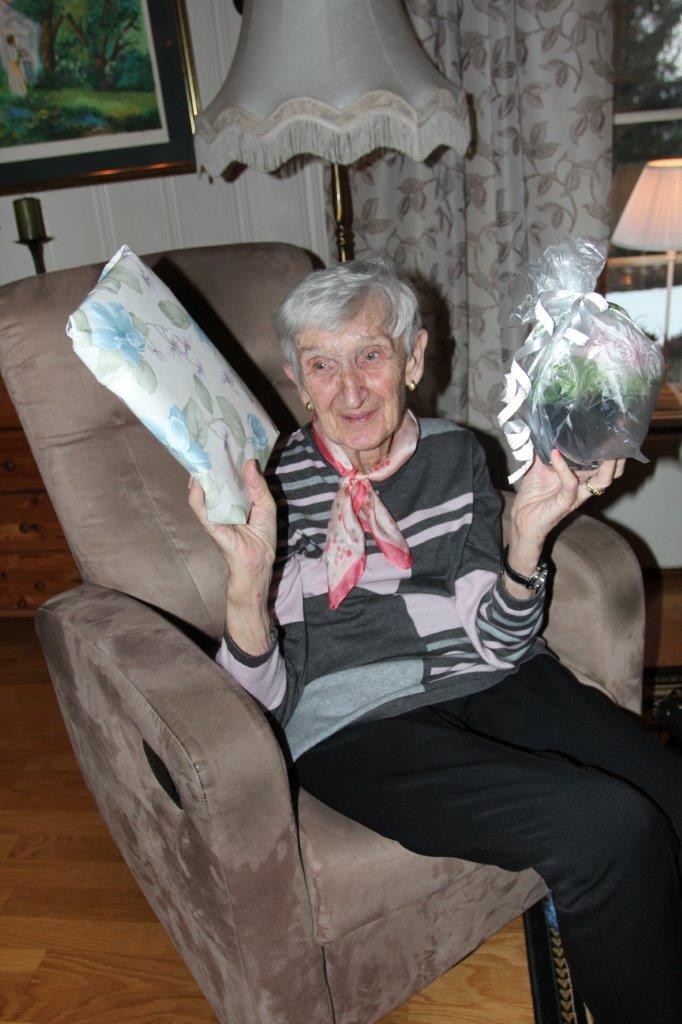 Randi Marthinsen er 89 år, men gledet seg stort over gevinstene hun vant på årsmøtet hos Sidsel Ovlien.