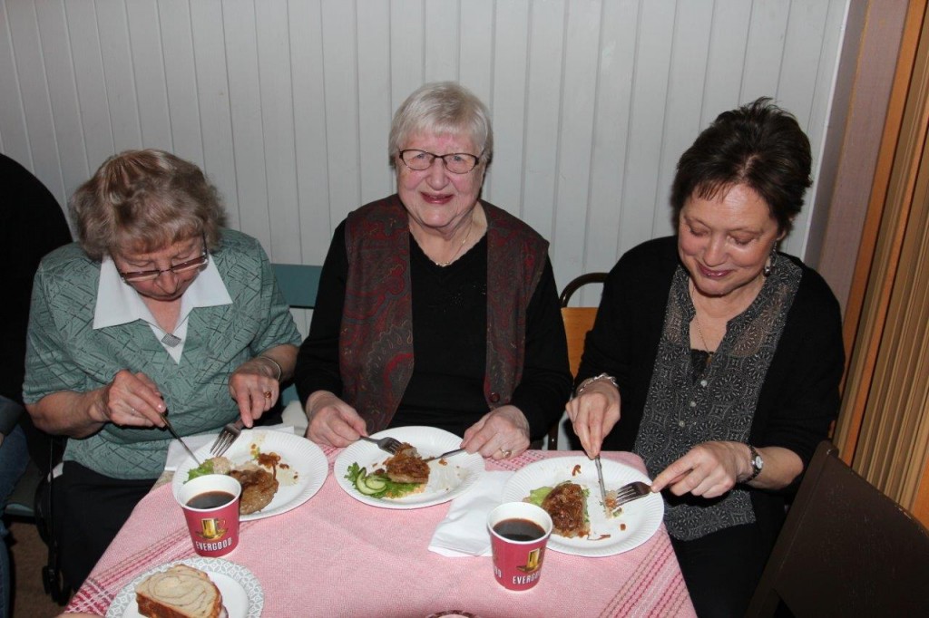 Ingrid Kraft (t.v.), Svanhild Ugleviken og Tove Lunderby satte stor pris på serveringen på basaren.