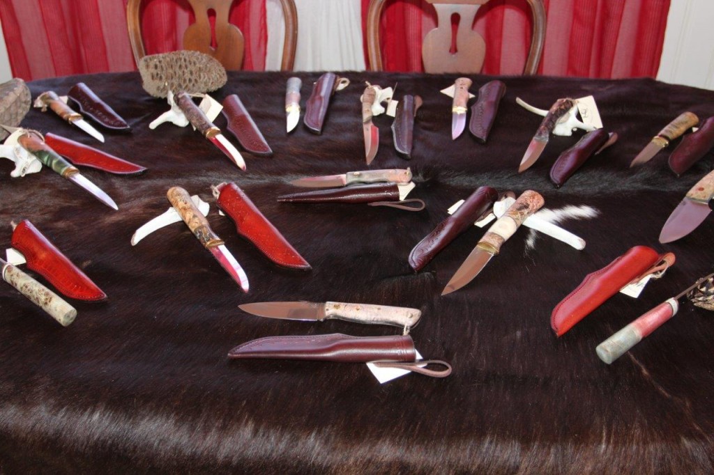 Stuebordet fullt av håndlagde kniver klare for salg.