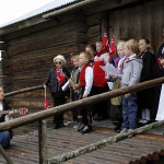 Småskolen ved Eidskog Montessoriskole under ledelse av Monika Nilsen Walter synger på Bygdetunet Almenninga