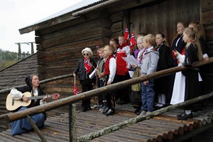 Småskolen ved Eidskog Montessoriskole under ledelse av Monika Nilsen Walter synger på Bygdetunet Almenninga