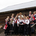Solveig Hem Sørli fungerte som dirigent for hornorkesteret og to sangkor samtidig. Her Eidskog Montessoriskoles sangkor og Vestmarka Sangkor.