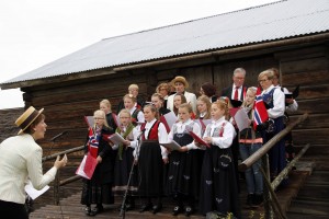 Solveig Hem Sørli fungerte som dirigent for hornorkesteret og to sangkor samtidig. Her Eidskog Montessoriskoles sangkor og Vestmarka Sangkor.