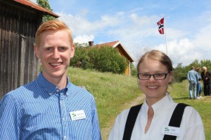 Kine Andrea Berg og Joachim Melby var to av flere gode hjelpere på sesongåpningen på Eidskog bygdetun Almenninga søndag 25. juni.