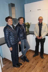  Synnøve Reiersen, Gine Halvorsrud og Asbjørn Gulbrandsen er fornøyd med det nye kjøkkenet.