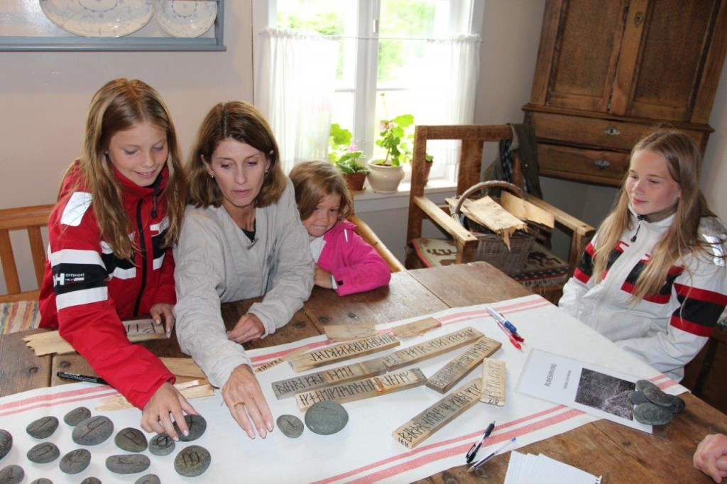 Line Helstad lærte bort sin viten om runer i Austun, og underveis i undervisningen fikk hun besøk av døtrene Filippa, Engla og Olivia.
