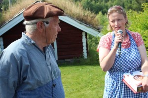 Leder i Eidskog Museum Ingrid Brustad takket søndagens kåsør mens applausen runget på bygdetunet.