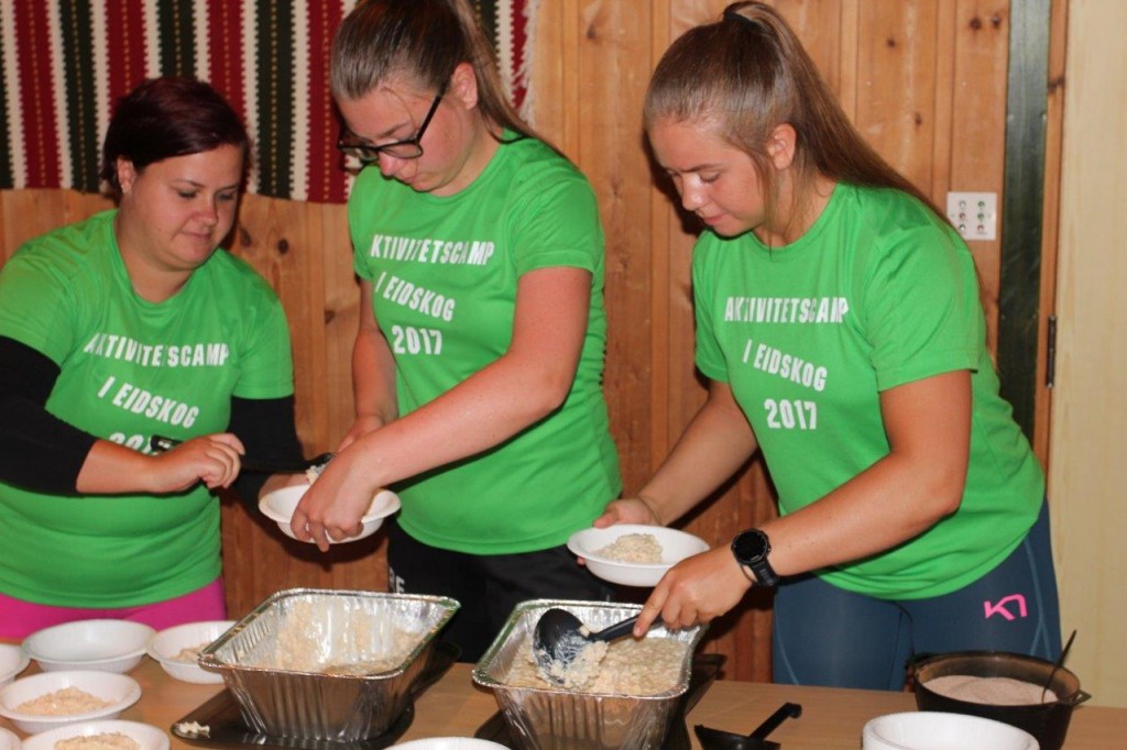 Hilde (t.v.), Hanna og Ingrid serverte risengrynsgrøt til lunsj OL-dagen.