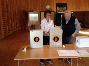 Valgstyrets leder i Harstad krets, Aud Rambøl og valgmedarbeider Hallvard Sørli gjør klart stemmelokalet på Samfunnshuset ved forrige Stortingsvalg. Nå er dette historie.