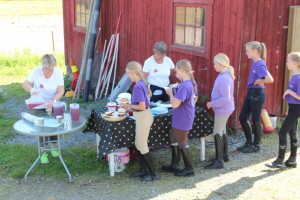 Jorun og Guri fra Vestmarka Sanitetsforening serverte lapskaus til sultne deltakere på rideleiren.