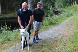 Far og sønn Erling og Håkon Hauer startet som sistemenn i kanalmarsjen med en sprek hund som drahjelp.