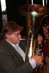 Ola Klanderud med sin gyldne tuba er et av flere mangeårige medlemmer i Vestmarka Hornorkester.