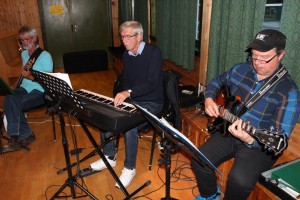 Bass, klaver og gitar er med på å gjøre Vestmarka Hornorkester mer konsertvennlig.