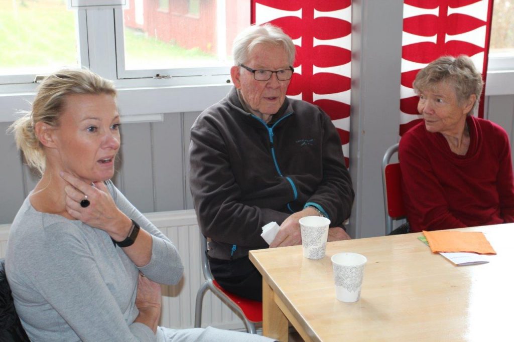 Mona Nilsen (t.v) og Halvard og Inger Sørli og mange andre foreldre og besteforeldre var innom caféen og hygget seg med de gode kakene. 