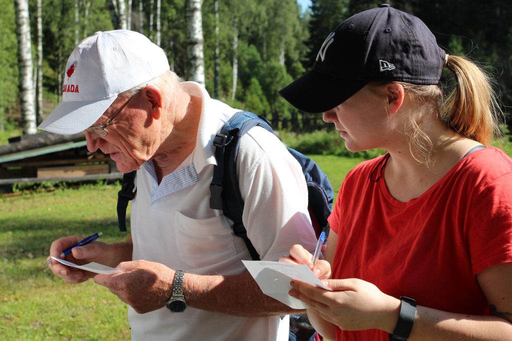 Både morfar Trygve og barnebarn Hanna Taugbøl har deltatt i Sootkanalmarsjen i en årrekke, og begge visste svarene på postenes spørsmål.