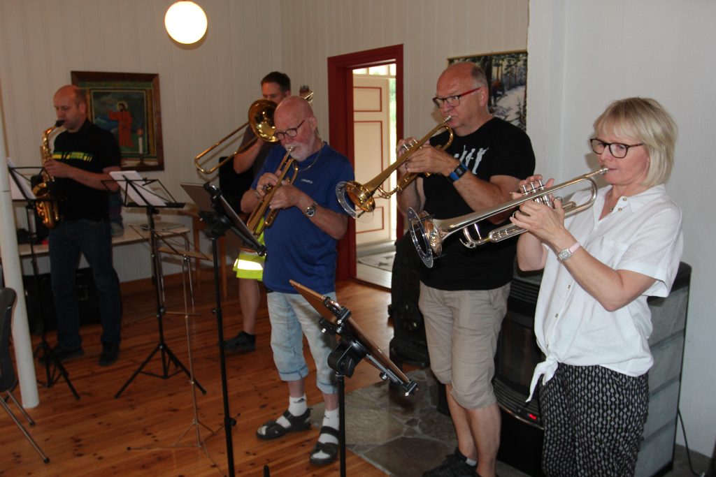 Blåserekka i For The Heart Band fant den gode tonen på øvelsen i Vestmarka kirkestue.