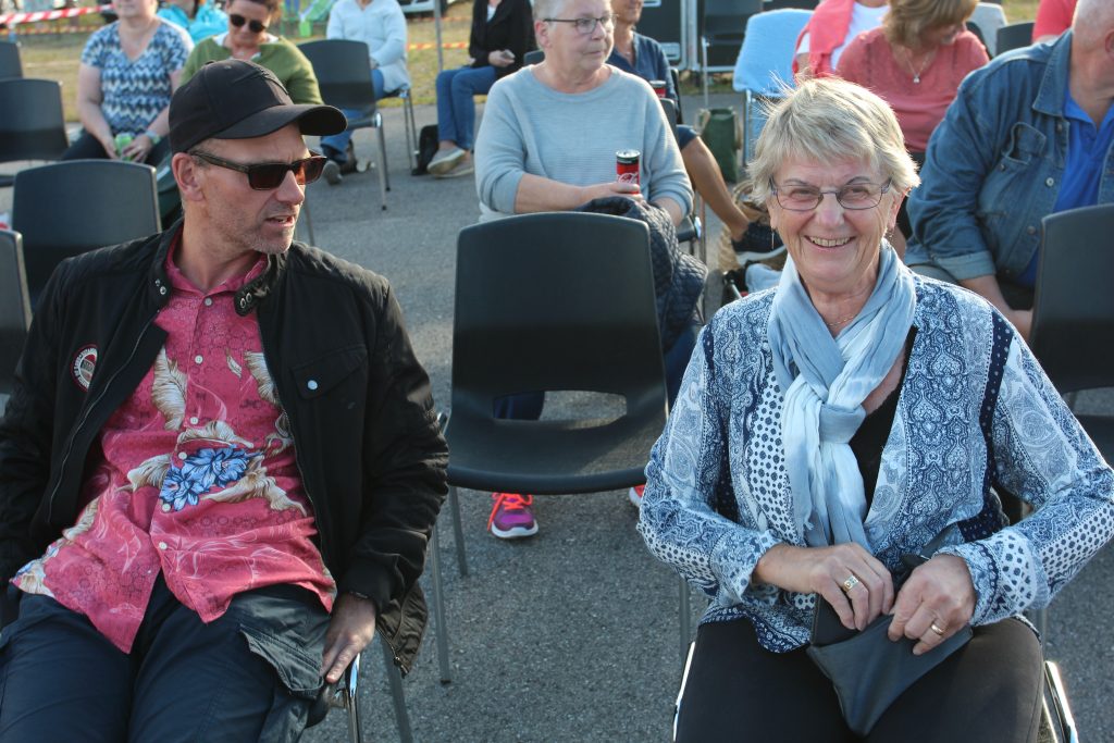 Mor og sønn Emma og Geir Hoel Arnesen var godt fornøyd med musikken til Blondt Garnnøste og For The Heart Band.