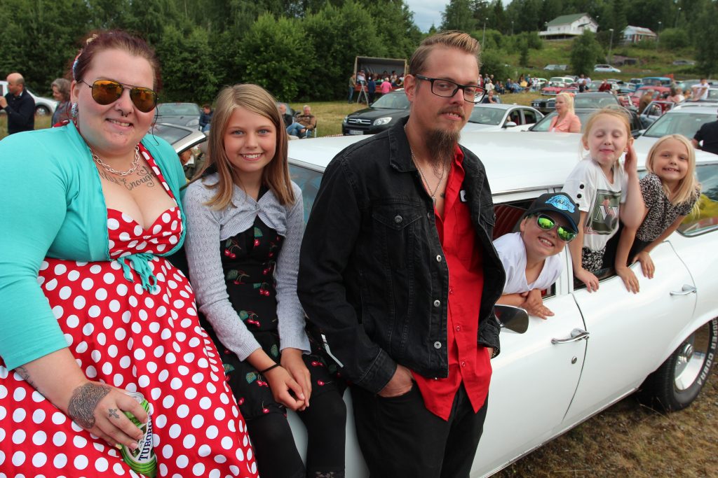 : Lycke, Trym, Alexandra og Emelin kom helt fra Bjørkelangen med mor og far i en Chevrolet stasjonsvogn årgang 1970 for å oppleve konserten i Brustadvika på Vestmarka.