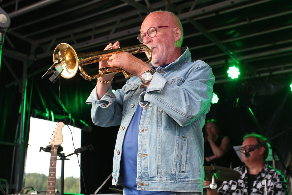 Terje Langsrud gikk folkskolen i det som i dag er Vestmarka kirkestue, men på kvelden lørdag 4. juli gjorde han en meget god jobb som trompetist i blåserekka til For The Heart Band.