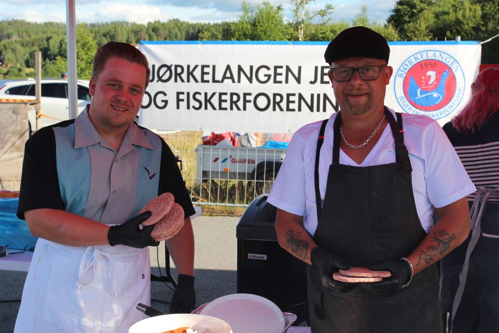 Kokkene Even Kristiansen (t.v.) og Stefan Mesta holdt varmen ved å steke mengder med hamburgere.